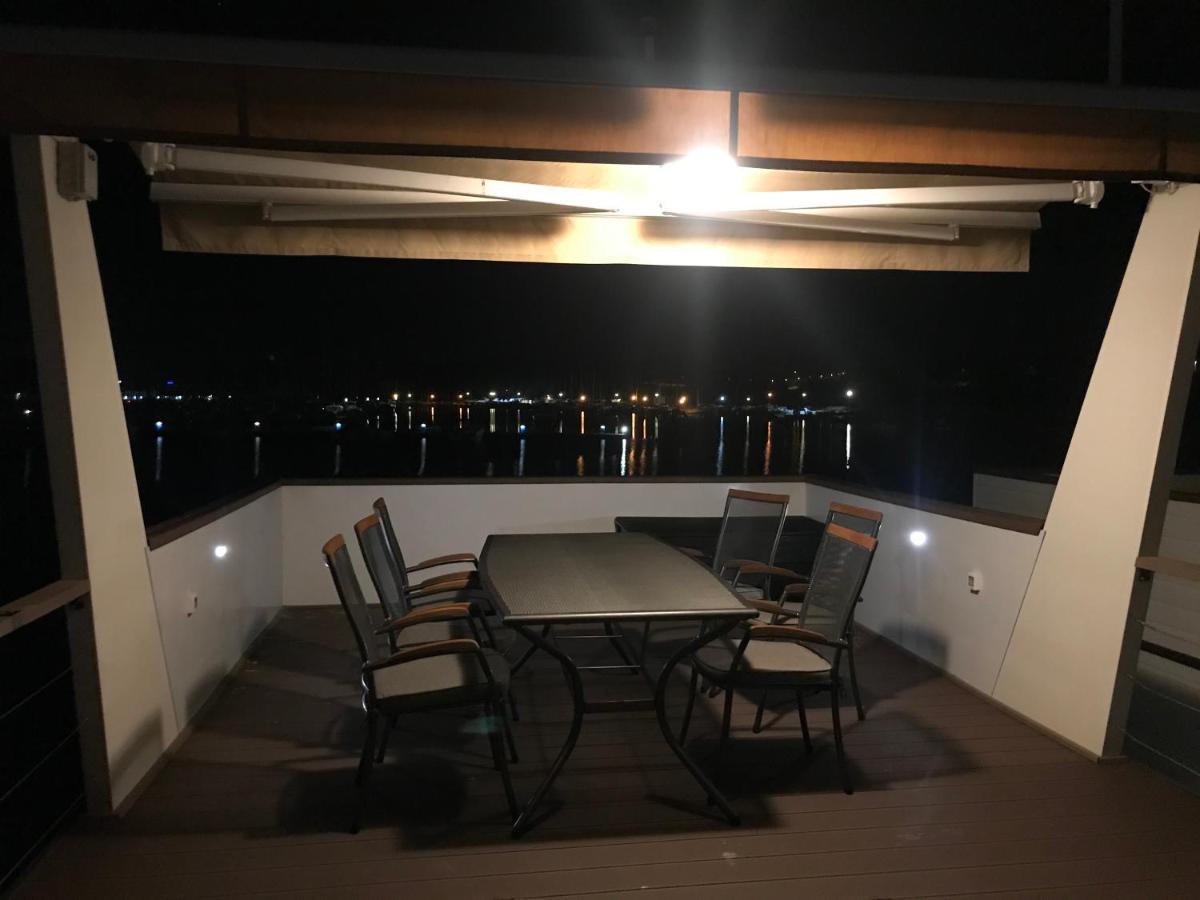 Floating House Varoni Pula Luaran gambar
