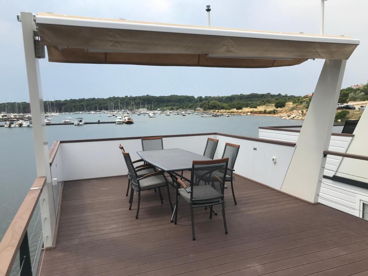 Floating House Varoni Pula Luaran gambar